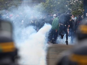 Fransa'da polis ile göstericiler arasında çatışma