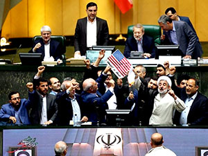 İran Parlamentosu'nda ABD bayrağı yakıldı