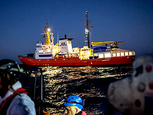 Yüzlerce sığınmacı Akdeniz'in ortasında kaldı