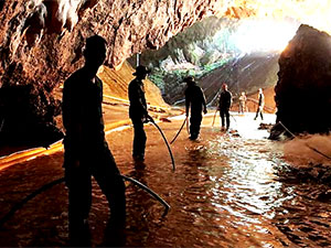 Mağaradaki çocukları kurtarma operasyonu başladı