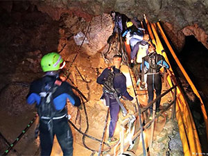 Mağarada mahsur kalan çocuklar kurtarılıyor