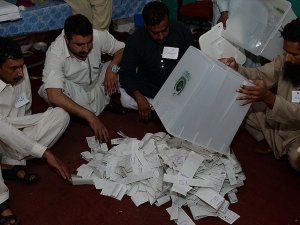 Pakistan seçimlerinde muhalefet lideri önde