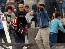 Taş atan çocuklara çocuk muamelesi