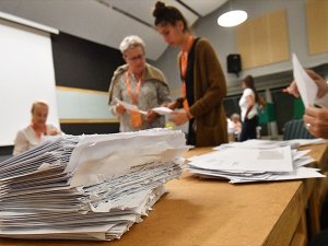İsveç'te iktidardaki sol blok seçimlerde az farkla önde çıktı