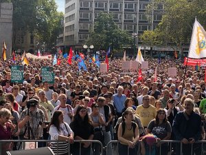 Almanya'da binlerce kişi ırkçılığa karşı yürüdü
