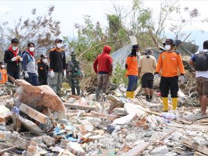 Endonezya’daki depremde binlerce kişi enkaz altında