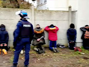 Fransa'da lise öğrencilerinin elleri arkadan bağlandı