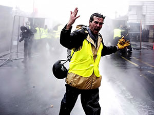 Fransa'daki 'Sarı Yelekliler' protestolarına müdahale