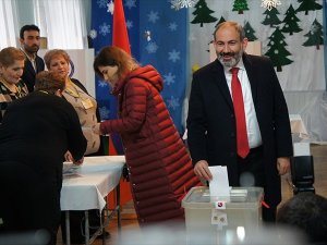 Ermenistan'daki seçimin galibi Paşinyan oldu