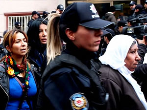 Diyarbakır'da polis HDP il binasına girdi: 25 kadın gözaltına alındı
