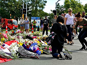 Yeni Zelanda katliamının yasını tutuyor