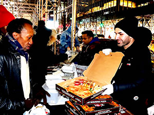 Diyarbakır'lı ‘pizzacı’ New York'ta haftada iki gün evsizlere pizza dağıtıyor
