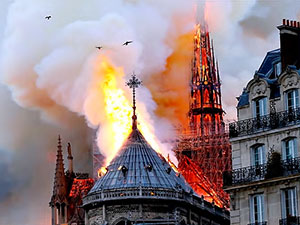 Notre Dame yangını: 850 yıllık katedralin kulesi ve çatısı çöktü