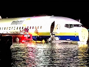 Boeing 737 pistten çıkıp nehre düştü