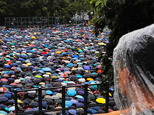 Hong Kong'da on binler Çin tehdidine rağmen yine sokakta