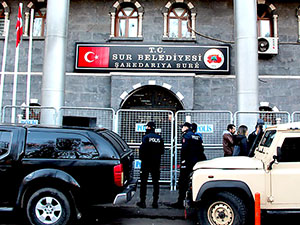Sur Belediyesi’ne polis baskını: Eşbaşkan ve iki meclis üyesi gözaltında