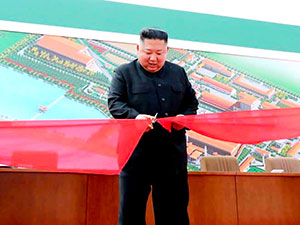 Kim Jong-un fabrika açışında görüntülendi