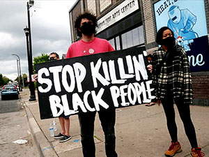 ABD’de polisler siyahi George Floyd’u boğarak öldürdü