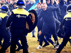 Hollanda'da polis protestoculara müdahale etti