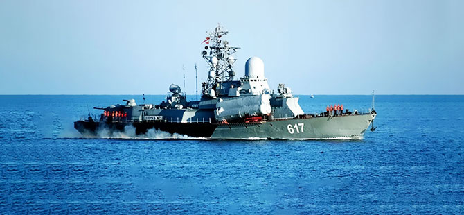 Rus savaş gemisi İngiliz destroyerine uyarı ateşi açtı