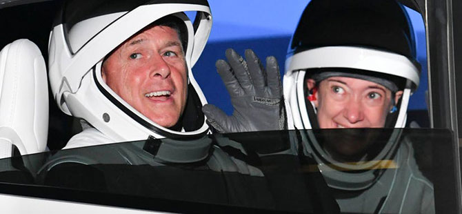 NASA, Space X roketi ile 4 astronotu uzaya fırlattı