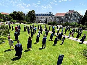 Boğaziçi Üniversitesi akademisyenleri 353'üncü kez sırtlarını rektörlüğe döndü