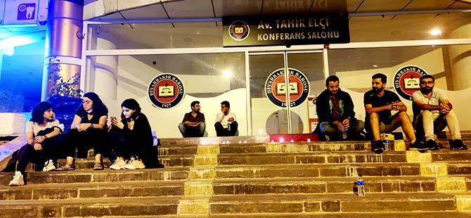 Diyarbakır Barosu’ndan ırkçı saldırıya karşı oturma eylemi
