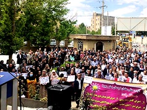 İran'da zamları protesto eden halk sokağa döküldü