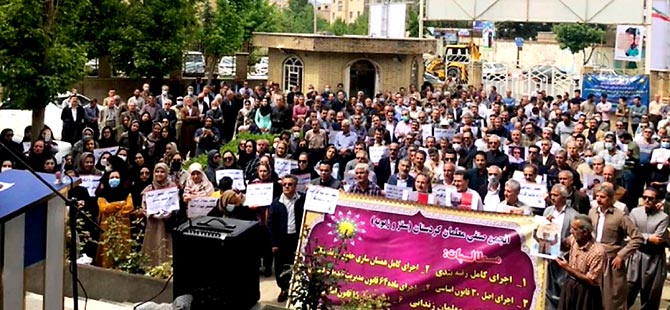 İran'da zamları protesto eden halk sokağa döküldü