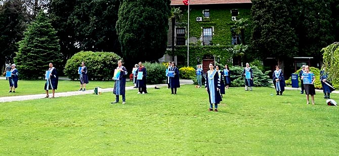 Boğaziçi Üniversitesi akademisyenleri 353'üncü kez sırtlarını rektörlüğe döndü