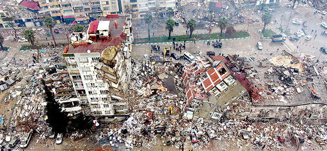 Maraş'ta 7,7 ve 7,6 büyüklüğünde deprem