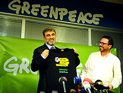 Enerji Bakanı Greenpeace'de!