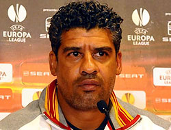 Rijkaard'ı hırs bastı!