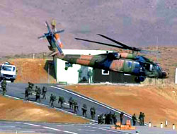 Askeri helikopter piste çakıldı