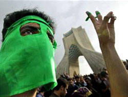 İranlı öğrenciler ve muhalifler sokakta