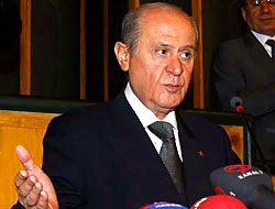 Bahçeli slogan atan polisi alkışlattı!