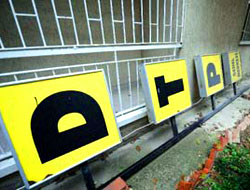 DTP'nin tabelası da söküldü Video