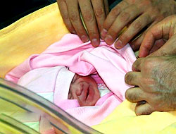 2010'un ilk bebeğine Asmin adı verildi