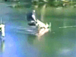 Atladığı buz kırılınca (video)