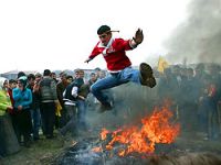 Diyarbakır'da Newroz ateşi yakıldı