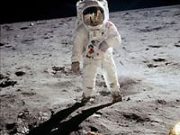 Ay'a ilk kim ayak bastı?