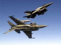 İki F-16 savaş uçağı havada çarpıştı