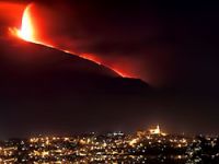 İtalya'daki Etna yanardağı uyandı