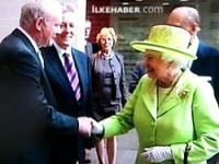 Kraliçe 'IRA komutanı' ile el sıkıştı
