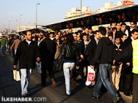 Yeni metrobüs durağında gişe izdihamı