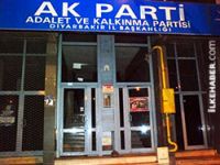 Diyarbakır AK Parti binasına molotoflu saldırı