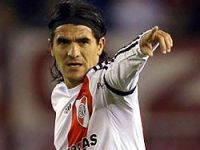 Maradona Ariel Ortega'ya sarıldı