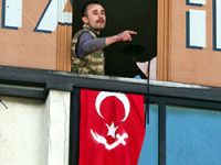 AKP Kartal ilçe binasını basan silahlı kişi gözaltına alındı