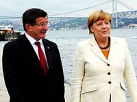 Merkel: Kürtlerle yeniden barışma gündeme gelmeli