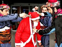 Noel Baba’nın kafasına silah dayayanlar serbest